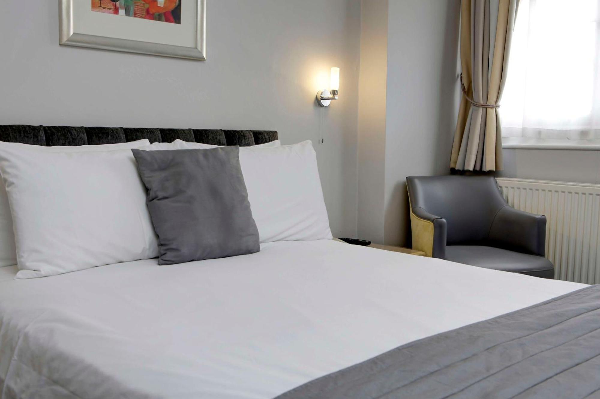 Best Western Reading Calcot Hotel Exterior photo